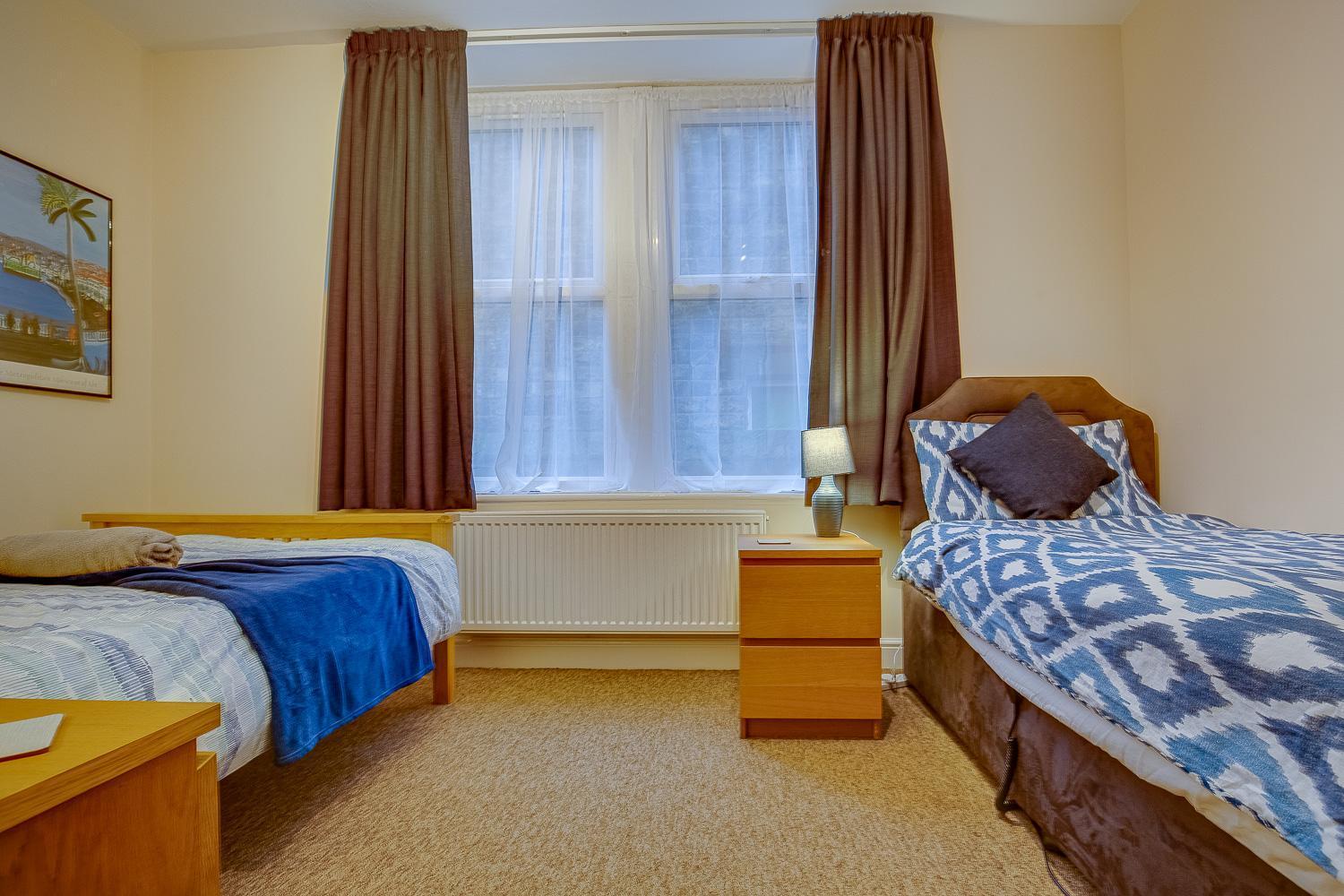 * Spacious 5br Collegiate Crescent * Group * Apartment *