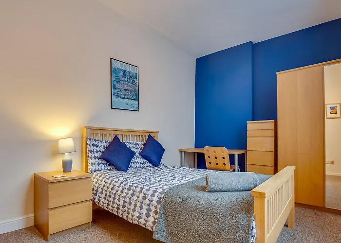 * Spacious 5Br Collegiate Crescent * Group Stay *